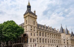 Tour de l'Horloge du Palais de la Cité - Xiquinhosilva - CC BY 2.0 DEED - Wikimedia Commons