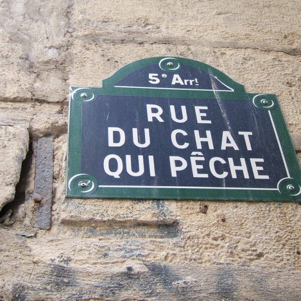 La rue du Chat Qui Pêche - Plaque - Kmlz - CC BY-SA 3.0 DEED - Wikimedia Commons