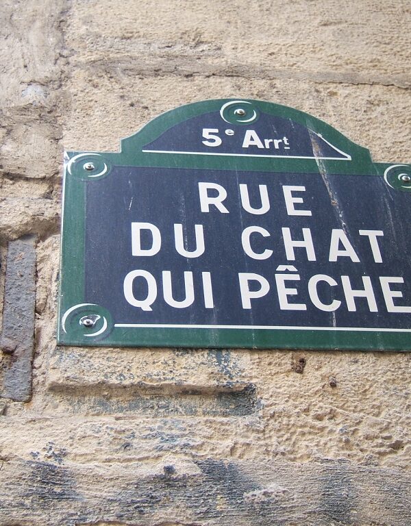 La rue du Chat Qui Pêche - Plaque - Kmlz - CC BY-SA 3.0 DEED - Wikimedia Commons