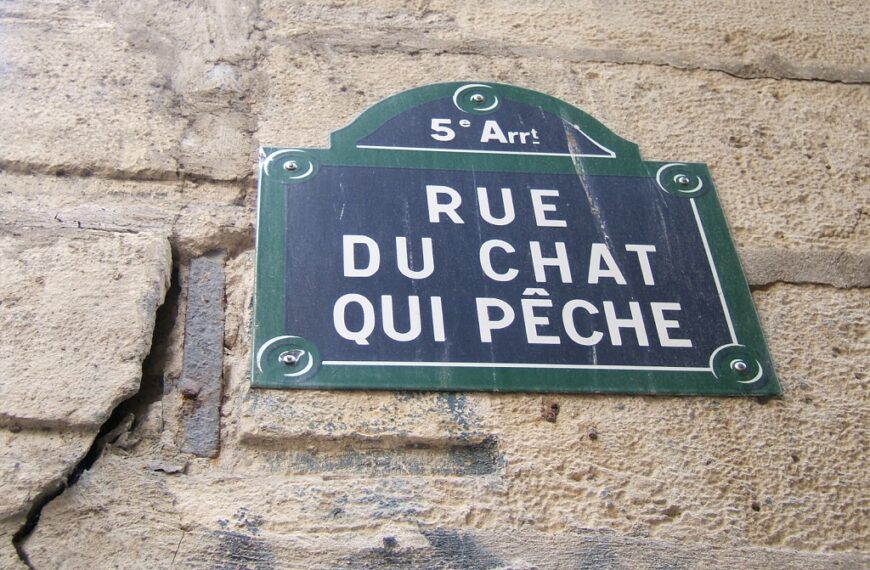 La rue du Chat Qui Pêche - Plaque - Kmlz - CC BY-SA 3.0 DEED - Wikimedia Commons