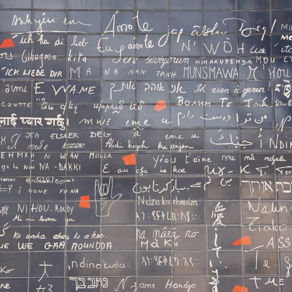 Le « Mur des je t’aime » dans le quartier de Montmartre à Paris : un message d’Amour dans plus de 250 langues