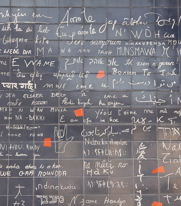 Le « Mur des je t’aime » – Hirama – Wikimedia Commons – CC BY-SA 2.0 DEED