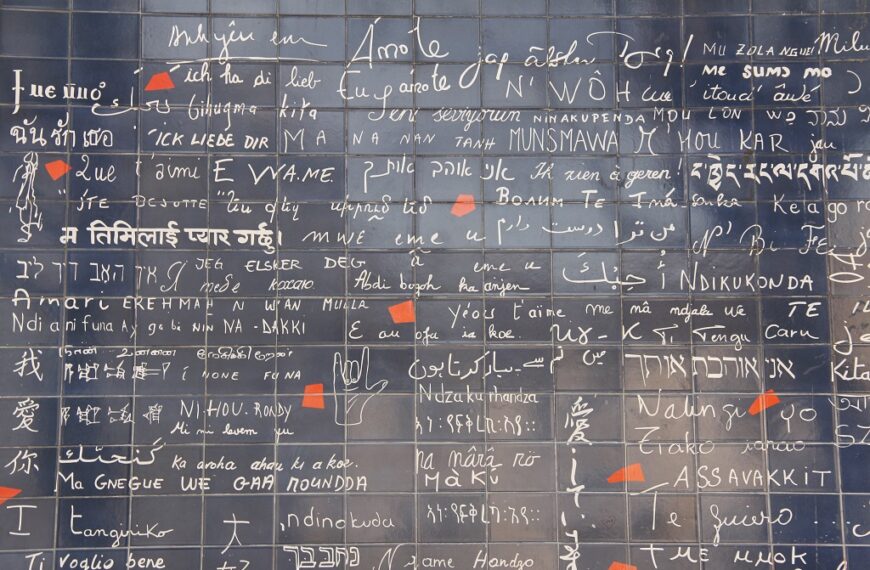 Le « Mur des je t’aime » – Hirama – Wikimedia Commons – CC BY-SA 2.0 DEED