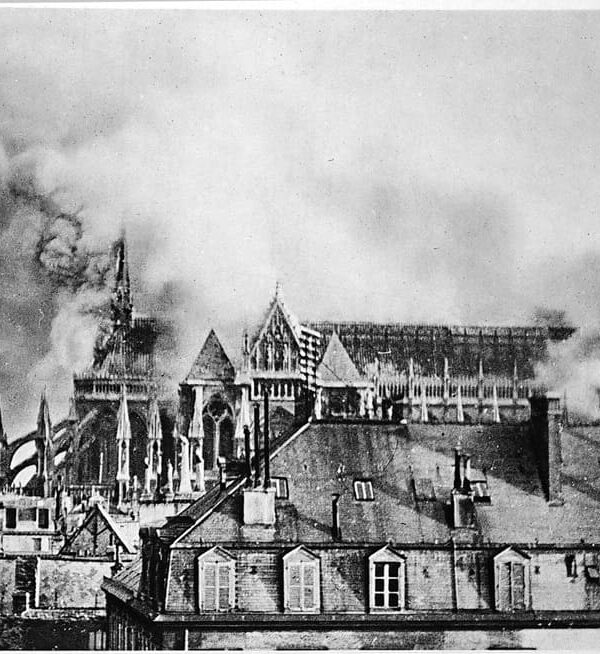 Incendie Cathédrale St Rémi 1914 - Pierre Antony Thouret - CC BY-SA 4.0 DEED - Wikimedia Commons