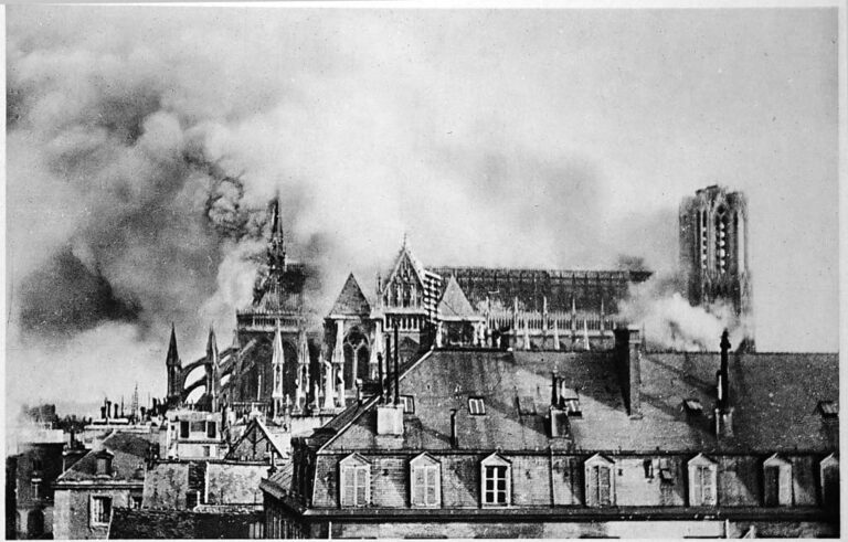 Incendie Cathédrale St Rémi 1914 - Pierre Antony Thouret - CC BY-SA 4.0 DEED - Wikimedia Commons