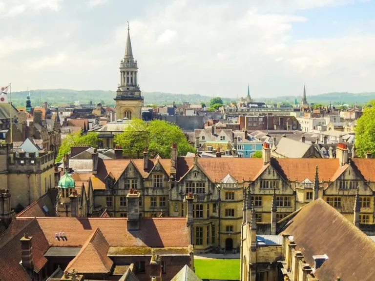 Une photo aérienne de la ville d'Oxford