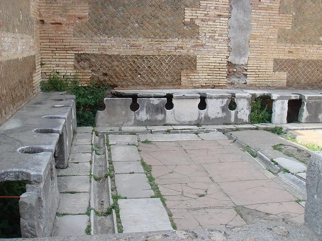 Urinoirs publics de lpoque romaine - Stefano Bolognini - CC BY 30 - Wikimedia Commons