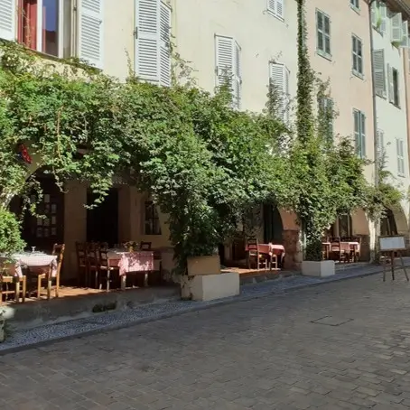 BIOT - Place des Arcades - Abxbay - CC BY-SA 40 DEED - Wikimedia Commons