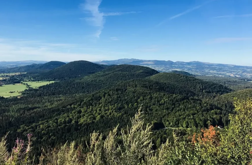 1 - ©readingsphere.com - Le Puy de Dôme