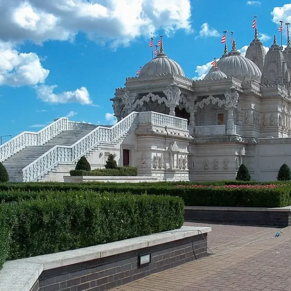 Shri Swaminarayan Hindu Mandir - London - Nikkul - CC BY-SA 2.0 DEED - Wikimedia Commons