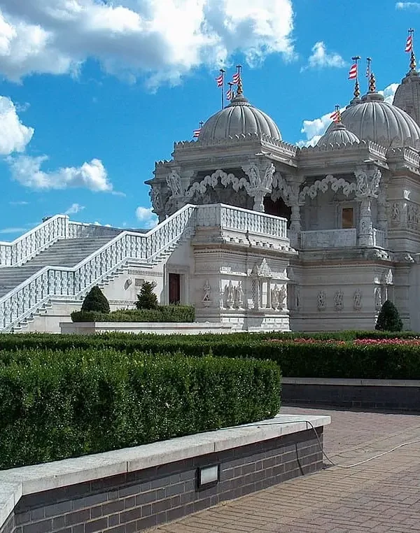 Shri Swaminarayan Hindu Mandir - London - Nikkul - CC BY-SA 2.0 DEED - Wikimedia Commons