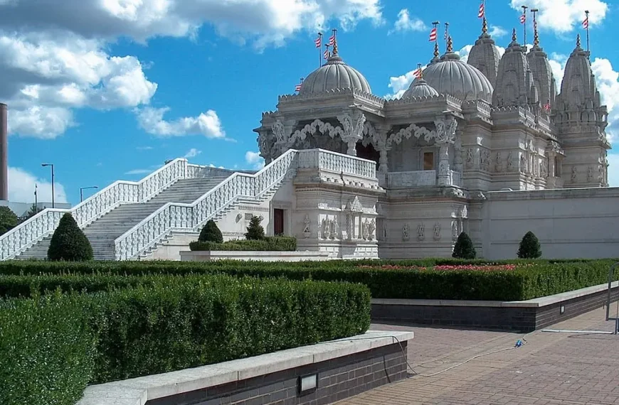 Shri Swaminarayan Hindu Mandir - London - Nikkul - CC BY-SA 2.0 DEED - Wikimedia Commons