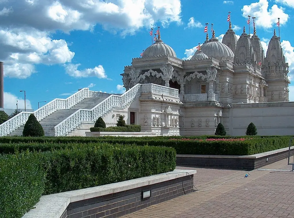 Shri Swaminarayan Hindu Mandir - London - Nikkul - CC BY-SA 2.0 DEED - Wikimedia Commons